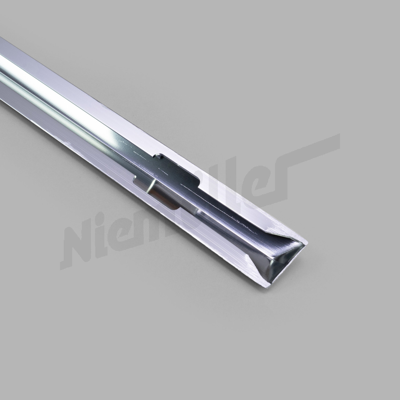 B 69 243 - Listwa ozdobna na ścianie bocznej lewa/prawa dolna chromowana