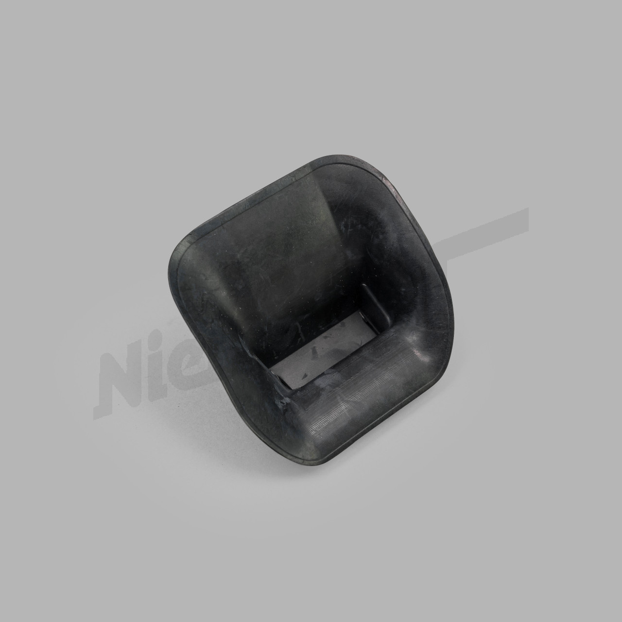 C 88 170c - Polsino destro per il supporto del paraurti posteriore