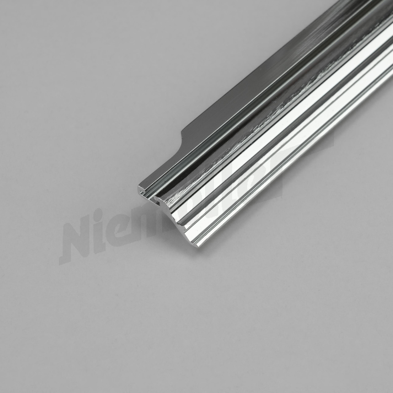 D 75 143a - Listwa ozdobna na prawej zewnętrznej stronie pokrywy komory soft top 230SL do 008115