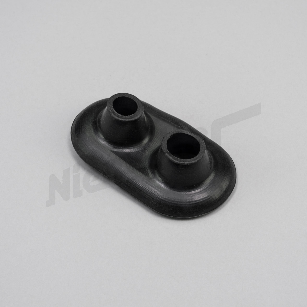 F 83 142 - Douille Hz.-V. et tube de circulation sur la paroi frontale