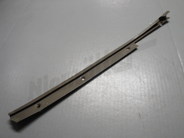 C 68 071b - Rail de fixation avant en bas à droite