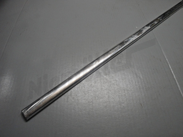 C 72 184 - Pręt dekoracyjny pozostawiony na krawężniku