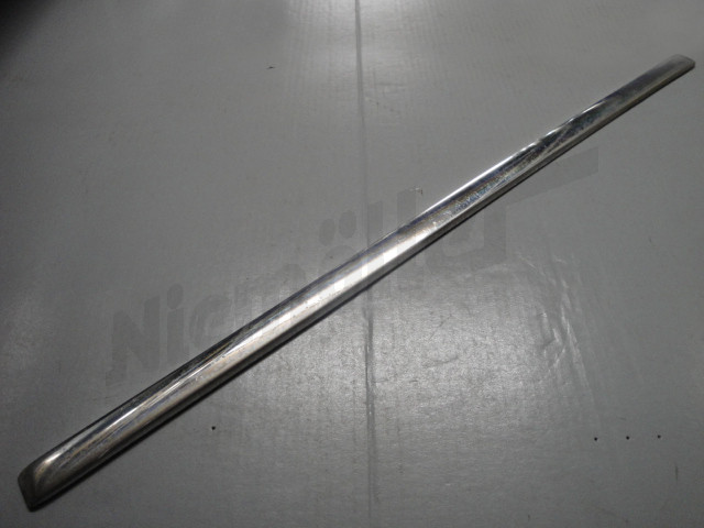 C 73 136 - Barra decorativa sulla porta posteriore in basso a sinistra e a destra