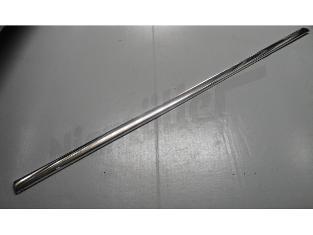 C 73 137 - Pręt dekoracyjny pozostawiony na krawężniku