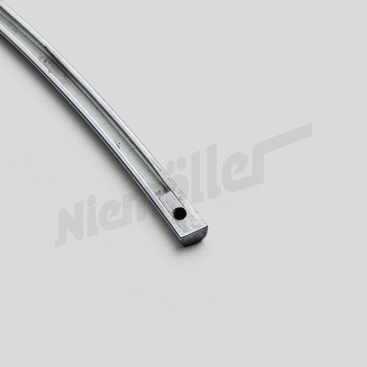 C 73 147a - Arka kapının sağ 2. seçeneğindeki dekoratif çubukta küçük çizikler