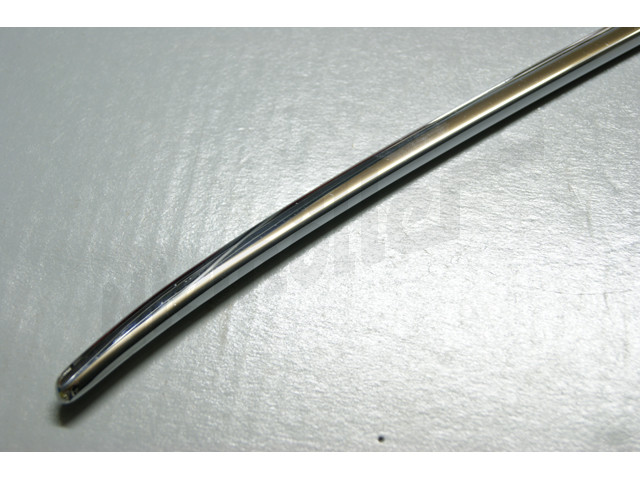 C 88 017a - Drążek dekoracyjny z lewej strony przedniego błotnika górnego