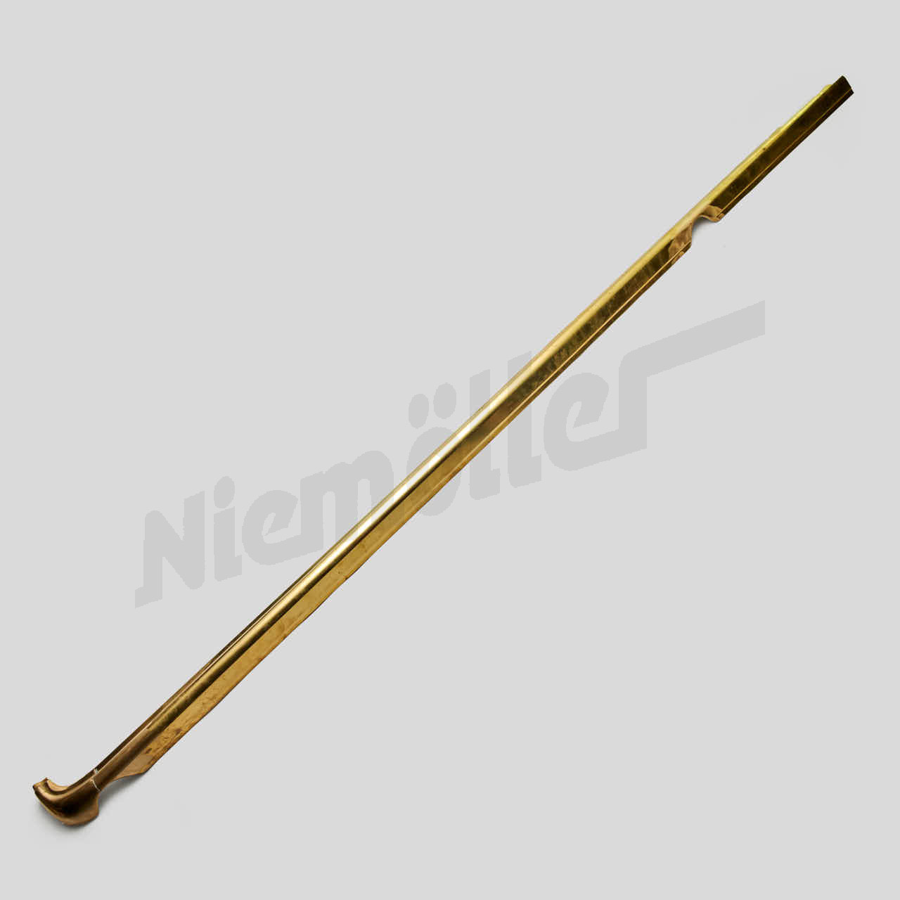 C 88 050g - Baguette décorative en bas à droite de l'entrée non chromée
