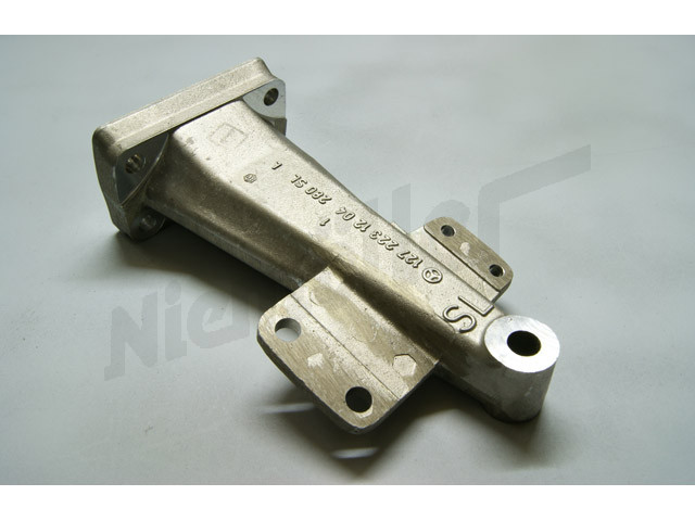 D 22 009 - Mocowanie silnika z przodu z lewej strony