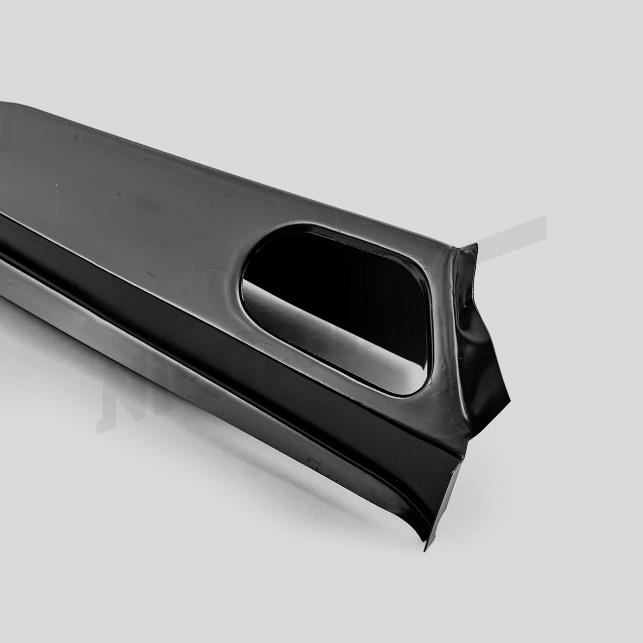 D 62 250 - wheelhouse strut front RHS genuine part