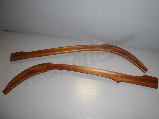 D 67 261 - window moulding bottom at windscreen