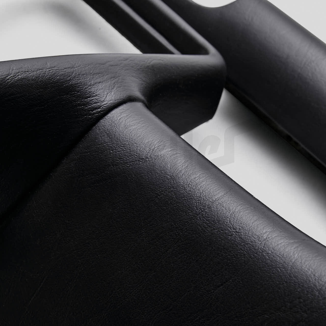 D 68 229 - Almohadilla de protección para el salpicadero Negro