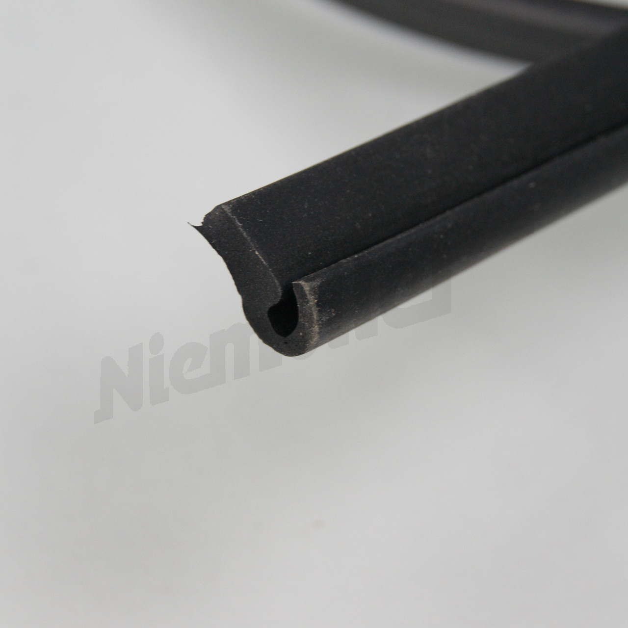 D 68 573 - Profilé en caoutchouc Tôle de protection / enjoliveur au mètre