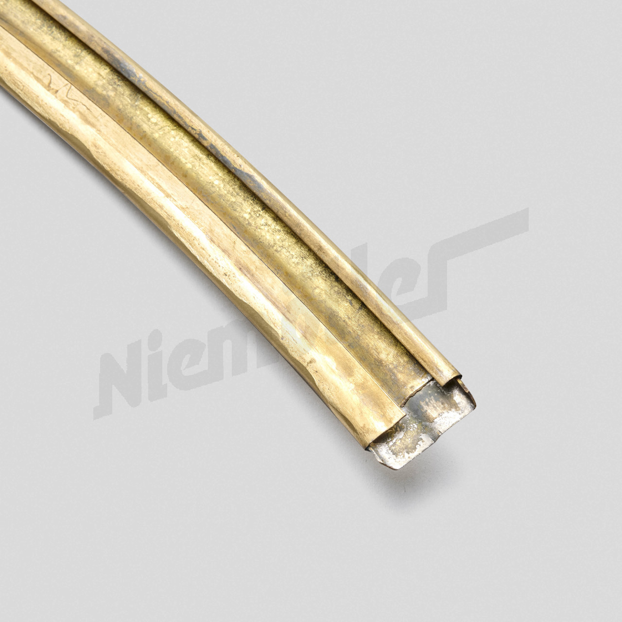 D 69 240 - moulding ( rear top ) not chromed