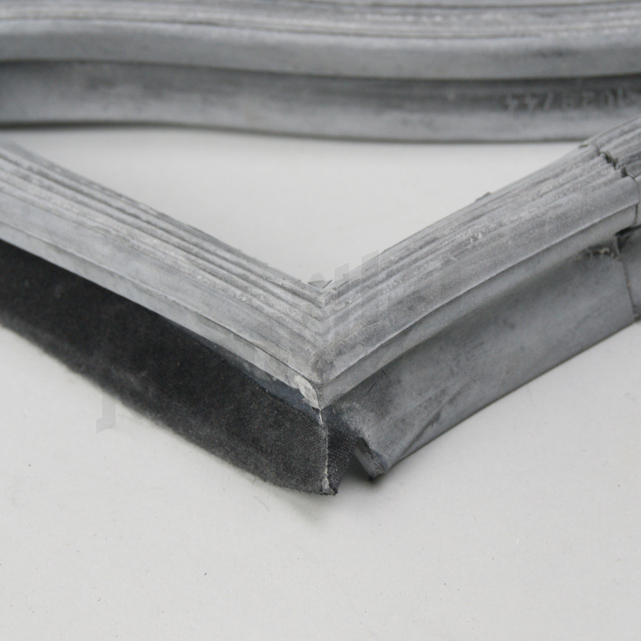 D 73 132 - Rubber afdichting rechter achterdeur model 110, 111 OE-kwaliteit