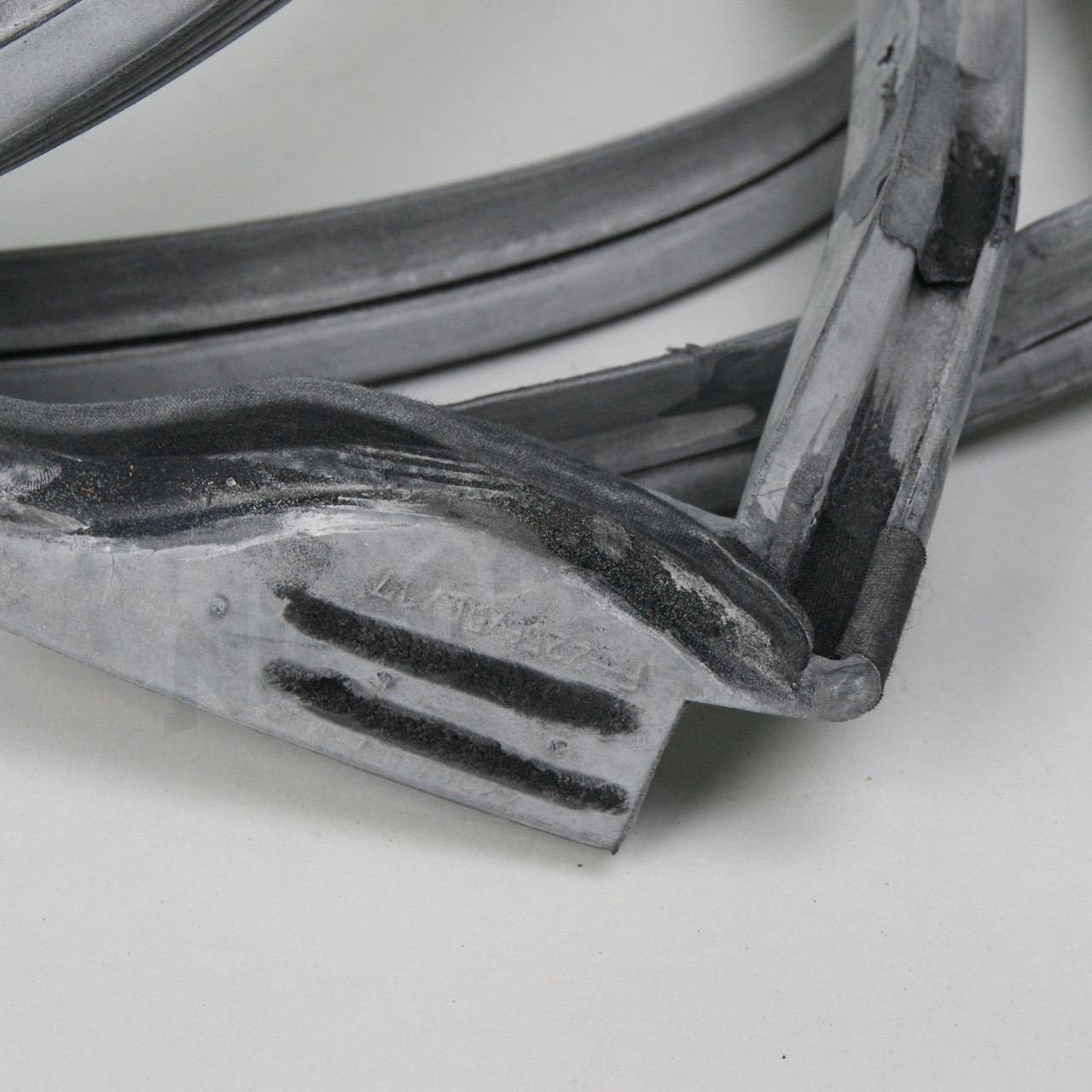 D 73 384 - door seal frame left