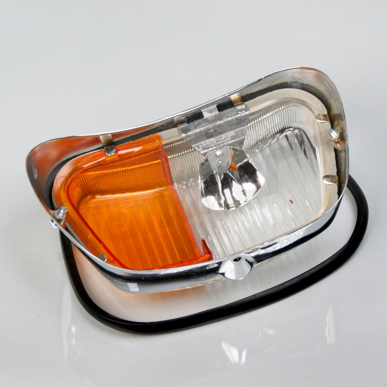 D 82 445 - Boîtier avec vitre et joint d'étanchéité à gauche