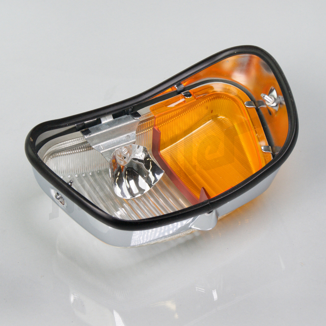 D 82 447 - Boîtier avec vitre et joint d'étanchéité à droite