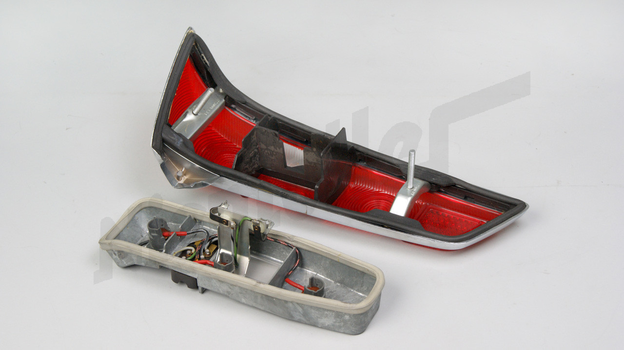 D 82 487 - Feu arrière gauche combiné (clignotant rouge)