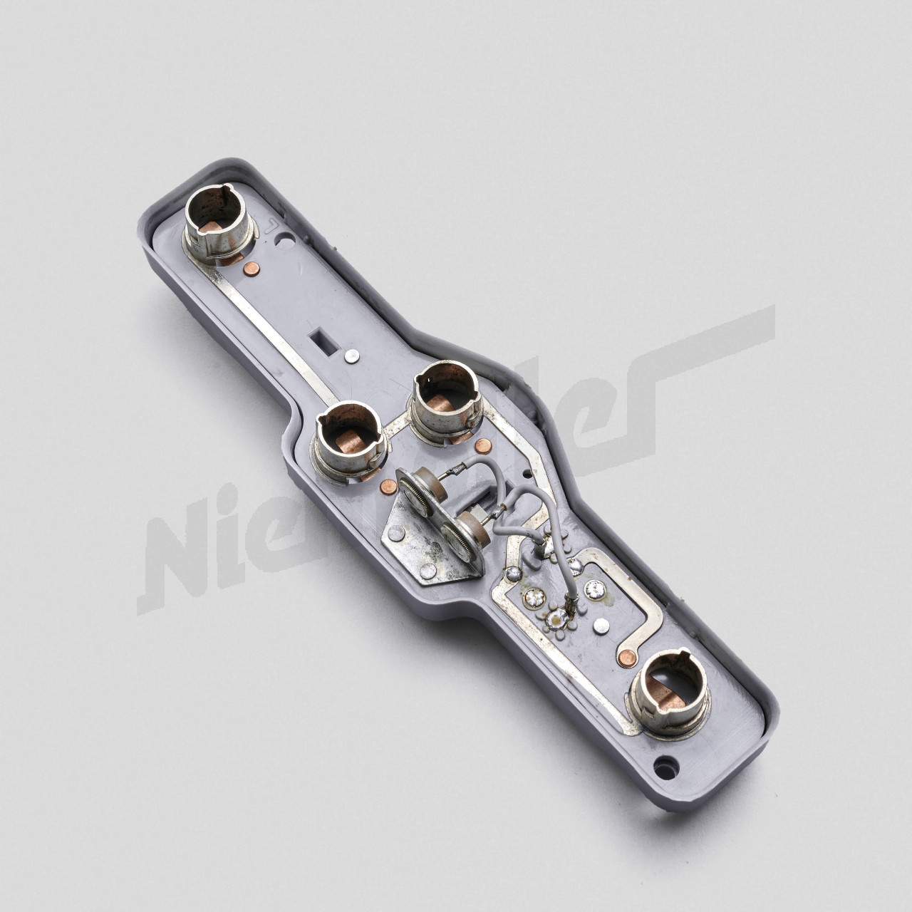 D 82 497c - Uchwyt lampy po lewej stronie do późnych świateł tylnych W111/113