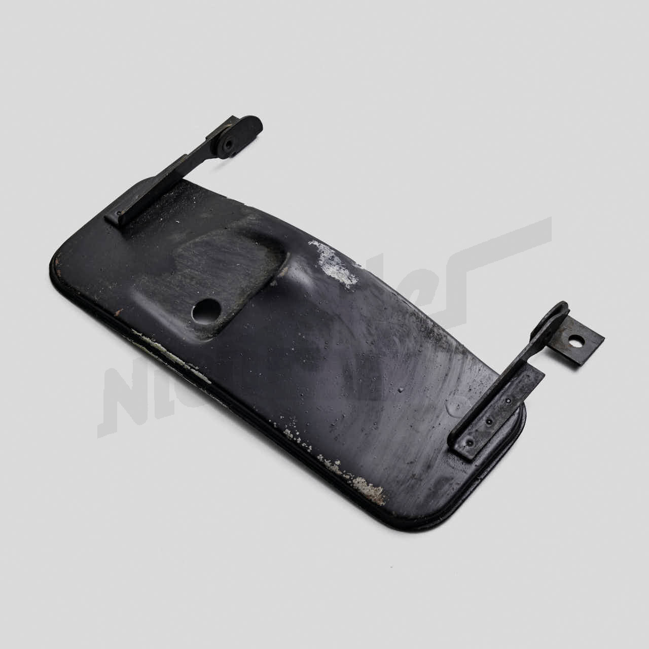 D 83 122 - Trappe du compartiment moteur (sur la paroi frontale centrale)