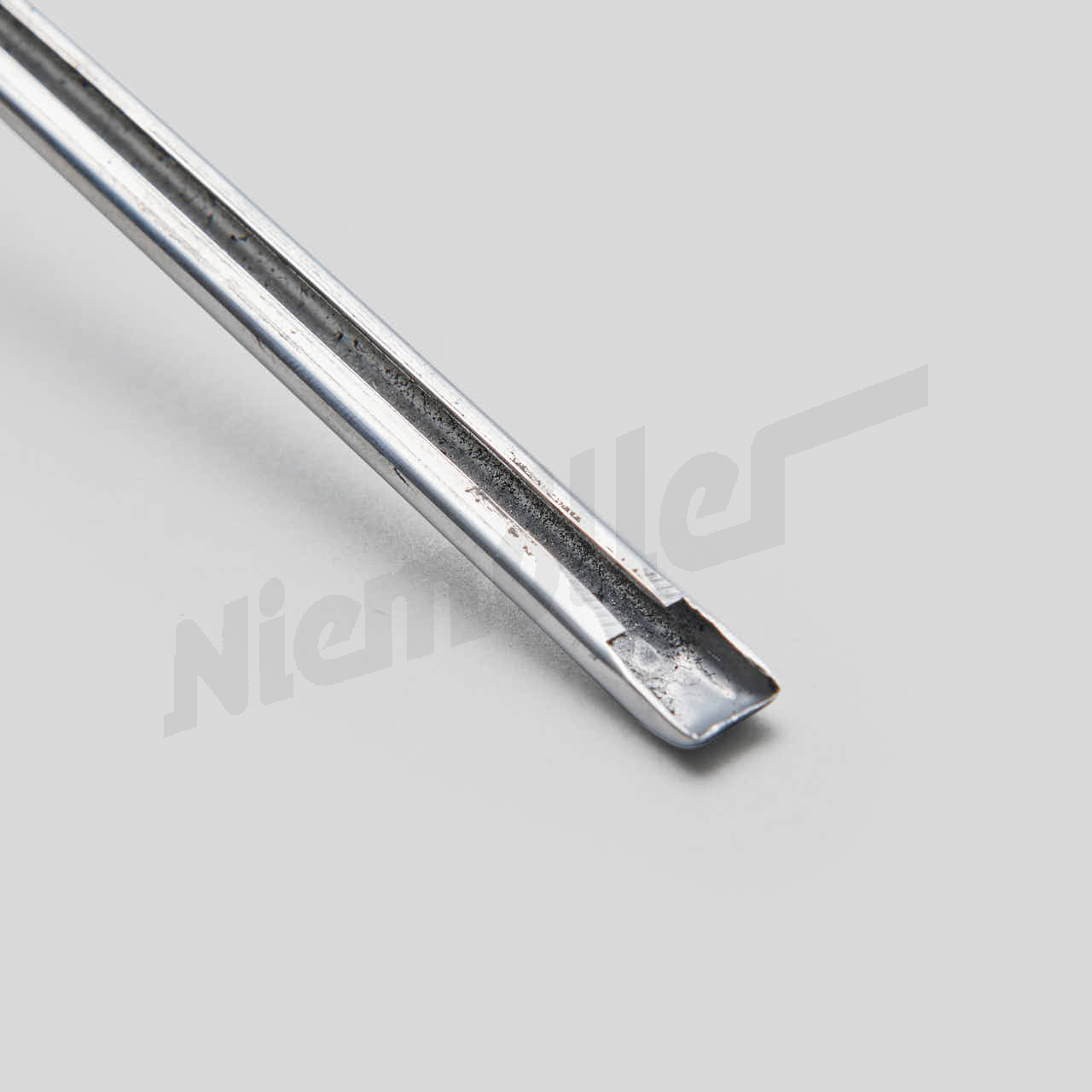 D 88 368 - Ön tarafta dekoratif bar