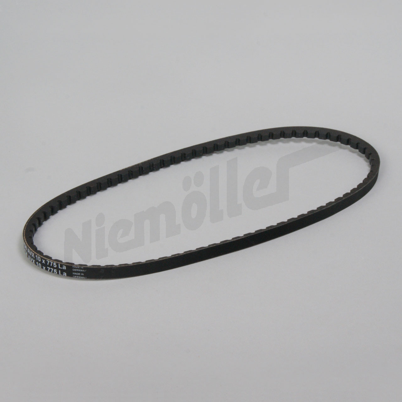 E 15 022 - Alternador de correa trapezoidal a la derecha del cigüeñal al alternador