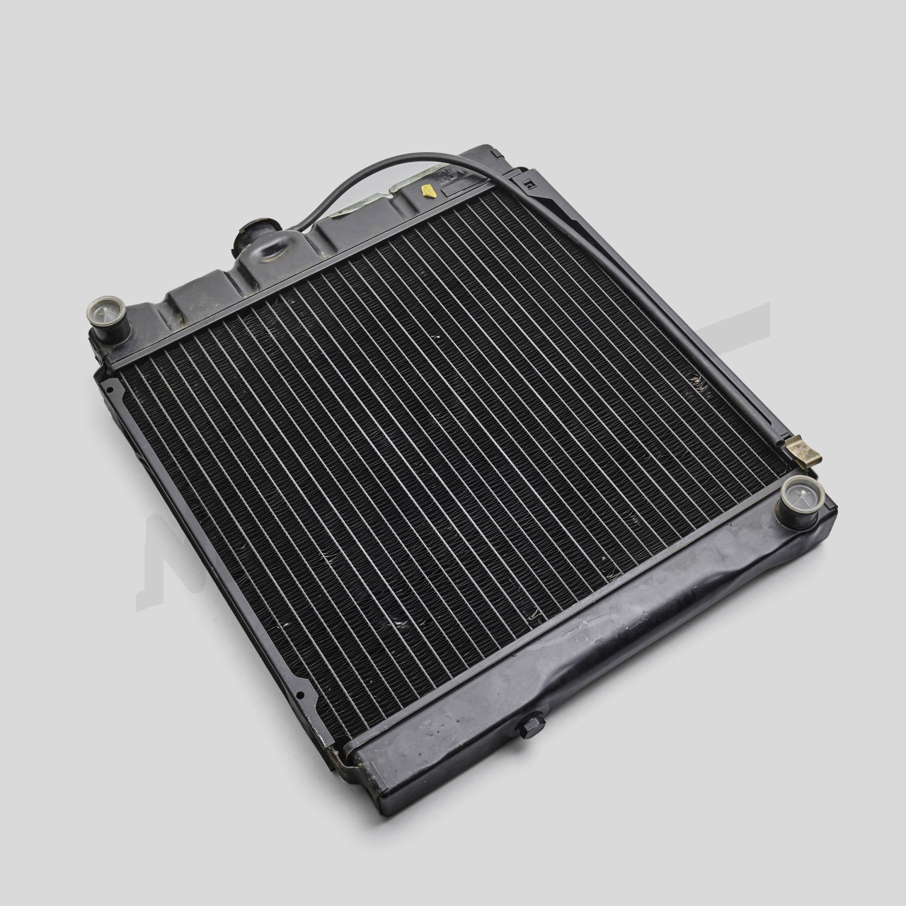 F 50 016 - Radiator, 2e keus, met gebogen maas voor schakelauto's