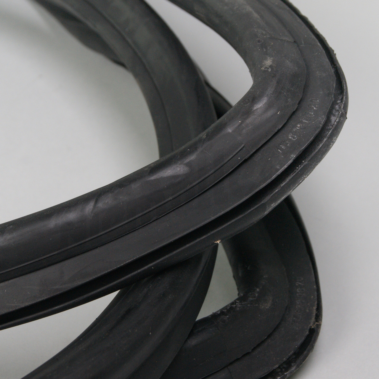 F 67 149 - Rubberlijst achterruit sedan 114/115 OE-kwaliteit