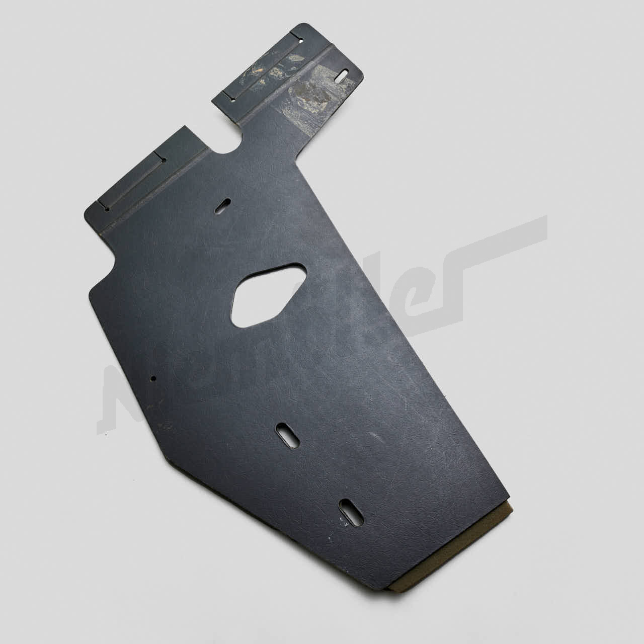 F 69 036 - Wykończenie przestrzeni bagażowej, prawe W114/W115