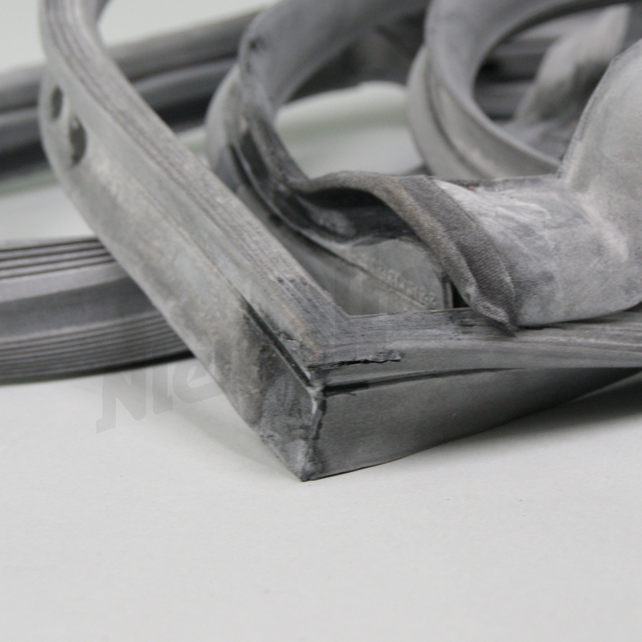 F 72 141 - door seal front LHS