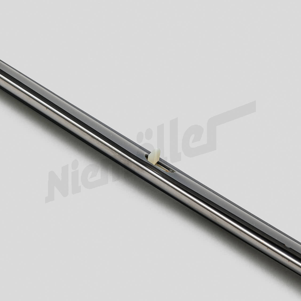 F 88 023 - Pasek dekoracyjny na prawym przednim błotniku