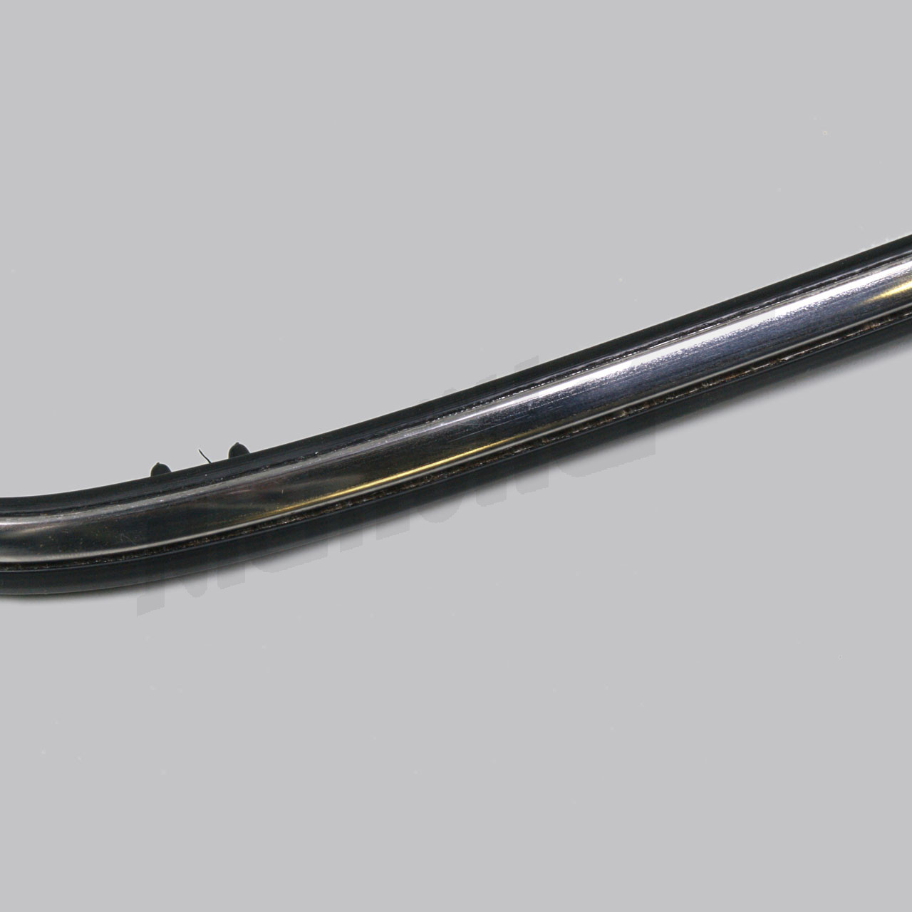 G 69 142b - Zierstab, rechts Hinterkotflügel oben 2. Wahl für den W123 Limousine und Kombi