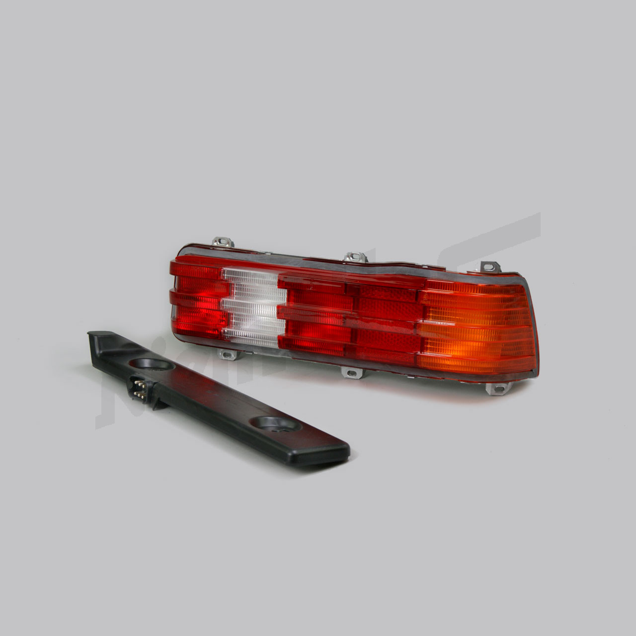 G 82 195 - Feu arrière droit