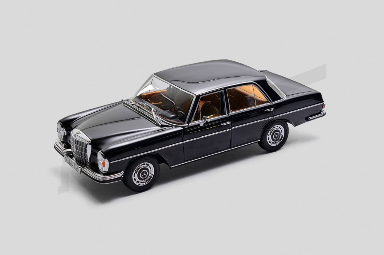 M 02 071 - M.B. 280SE sedan, czarny, 1968 W108, 1:18 Norev