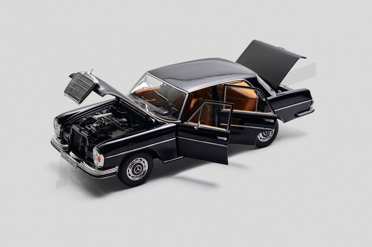 M 02 071 - M.B. 280SE sedan, czarny, 1968 W108, 1:18 Norev