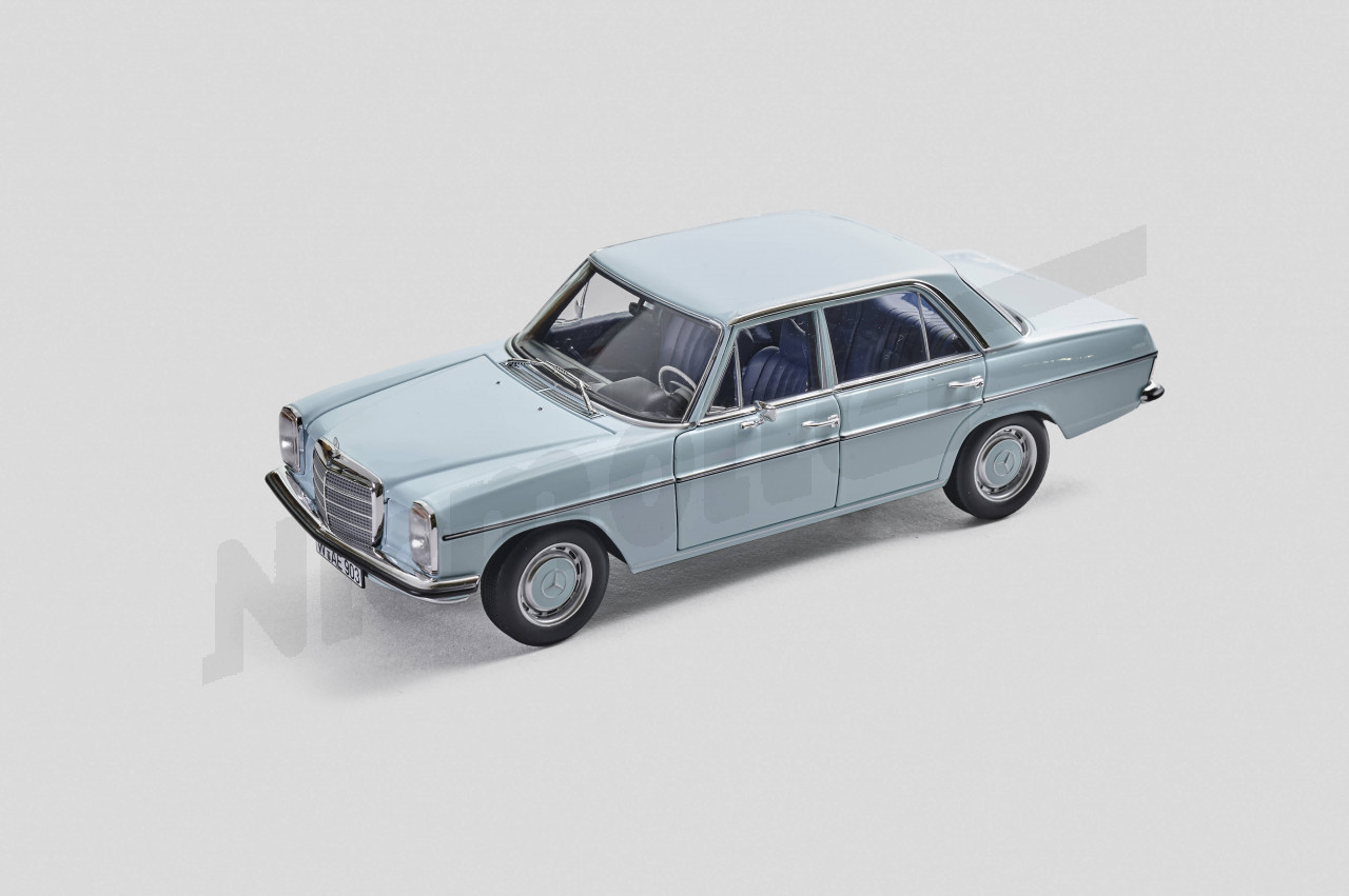 M 02 073 - M.B. 200 /8 berlina, azul claro, 1ª serie, 1968, W123, 1:18 Norev