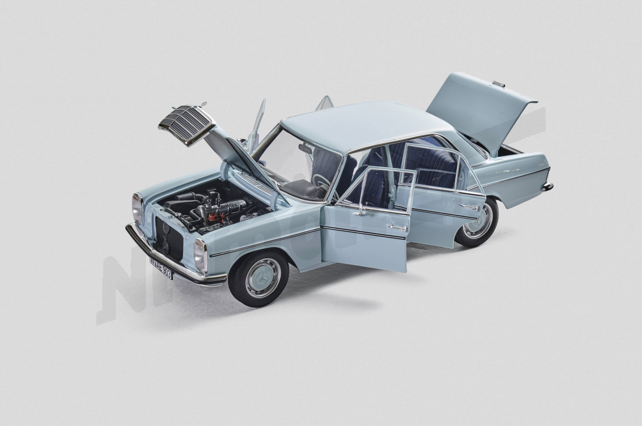 M 02 073 - M.B. 200 /8 berlina, azul claro, 1ª serie, 1968, W123, 1:18 Norev