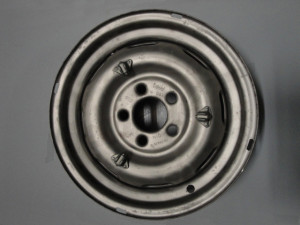 B 40 003a - Roue à disque avec pneu surbaissé. 5,5x15 - PIÈCE D'OCCASION