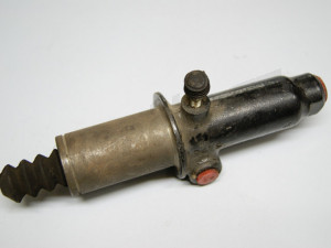 D 25 240 - Maître-cylindre D : 23,81mm x 34mm course