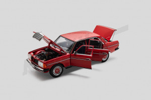 M 02 059 - M.B. 200 (W123) berlina rossa W123, 1:18 Norev, limitata a 1000 esemplari