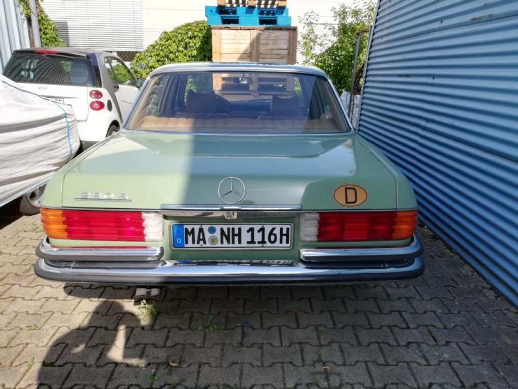 Ein Mercedes 280S W116, Rückenansicht