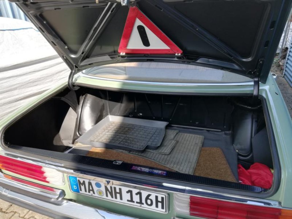 Ein Mercedes 280S W116, offener Kofferraum