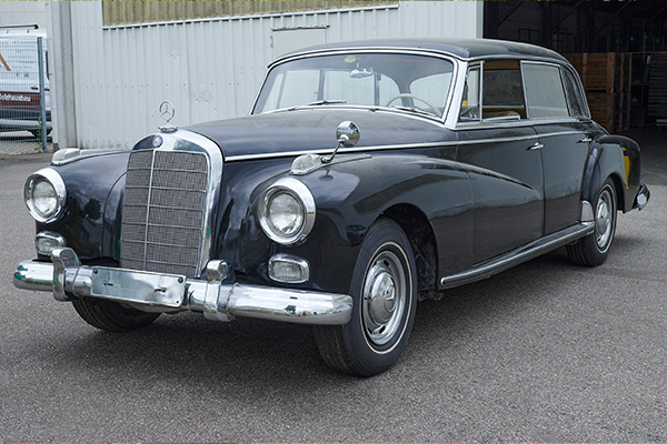 Vendre une voiture ancienne - vue latérale de face Adenauer