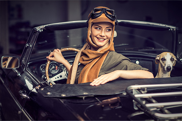 Voitures anciennes populaires Oldtimers populaires - femme rétro en cabriolet