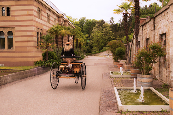 Bertha Benz - Donna su un'automobile storica