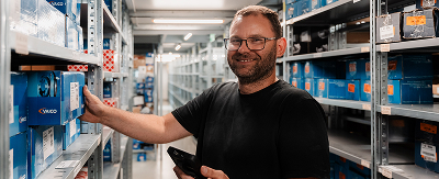 FAQ Bestellen en betalen in de Niemöller Mercedes onderdelenwinkel - een medewerker pakt de bestelling van de klant in