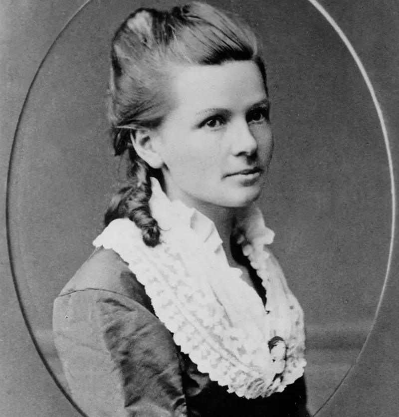     Bertha Benz - Siyah-beyaz portre, yandan çekilmiş, beyaz bluz ve fırfırlı yaka giymiş
