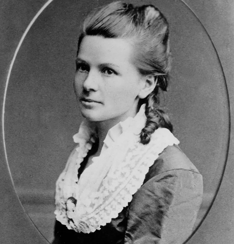     Bertha Benz Portait, la femme de Carl Benz, photographiée de côté, elle porte un chemisier blanc avec un col à volants.
