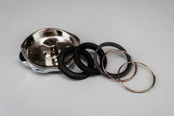     Bruno Sacco, famoso diseñador de automóviles de Mercedes Benz, foto de piezas de repuesto de MB para un Mercedes Benz W126, en cuyo diseño el diseñador participó de manera decisiva como director del departamento de diseño.
