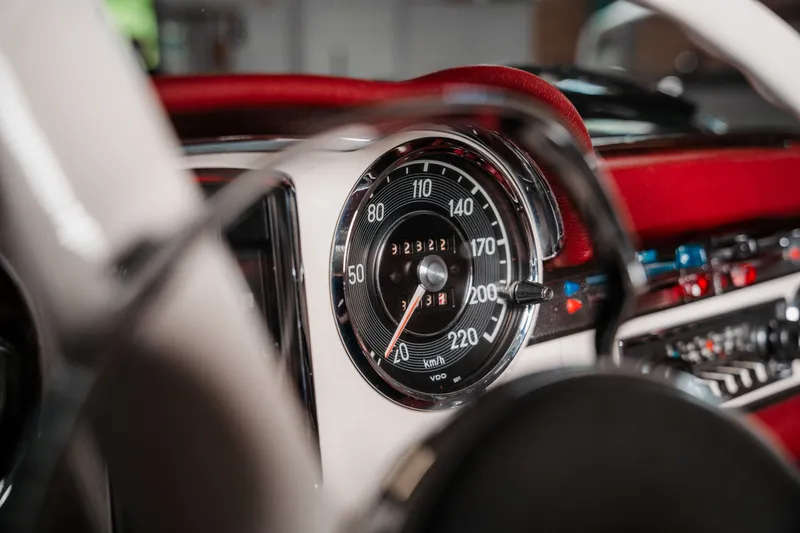     Tableau de bord d'une Mercedes-Benz W113 avec tachymètre jusqu'à 220 km/h. Ce modèle a été créé à l'époque où le designer Bruno Sacco participait à son développement.
